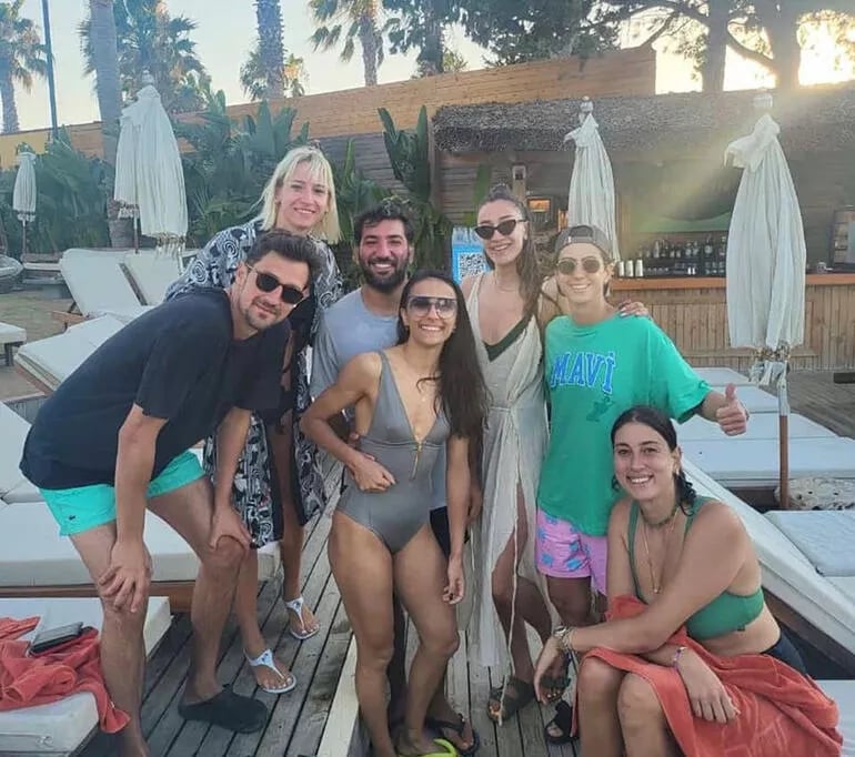 Berkay Ateş y Simge Aköz junto a sus amigos durante sus vacaciones en la ciudad de Çeşme (Foto: Milliyet)