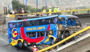 Con una grúa retiran bus que cayó con el colapso del puente Chancay | VIDEO
