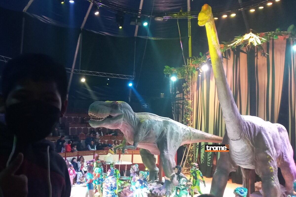 Gran aventura con dinosaurios y lo mejor de las artes escénicas (circo, teatro, danza), un científico, su asistente, un robot, seres jurásicos y más. (Foto: Isabel Medina / Trome)