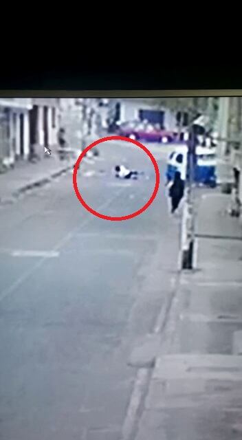 Mujer fue atropellada y arrastrada por delincuentes. | Foto: Joseph Ángeles