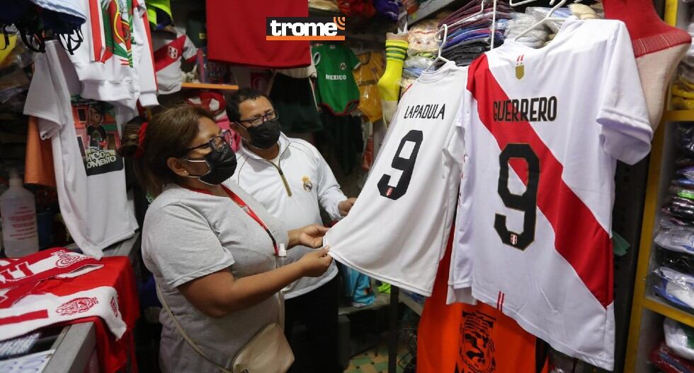 Comerciantes de Gamarra señalan que venta de artículos alusivos a la selección está mejorando. (Trome / Jesús Saucedo)