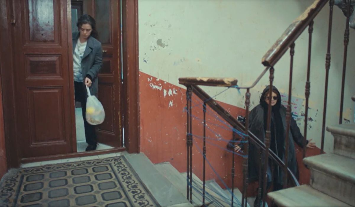 Capítulo 81: Sirin se esconde de Bahar cuando iba a su casa a obtener dinero (Fox Turquía)