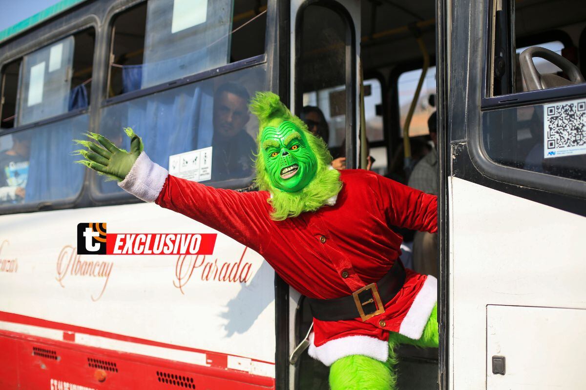 El Grinch también se convirtió en cobrador de bus por un día. Foto: César Bueno / Trome.