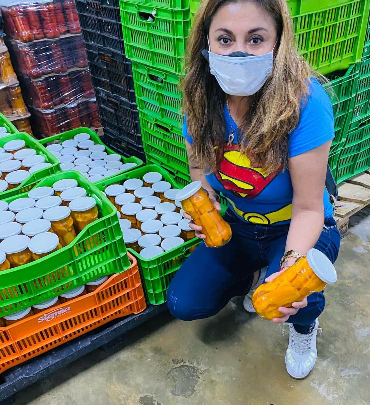 La empresaria Peggi Palomino importa productos banderas del Perú.