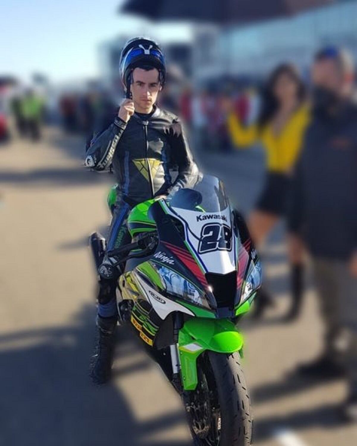 Rafa (Àlex Monner) sobre su motocicleta en la película española "Centauro" (Foto: Netflix)