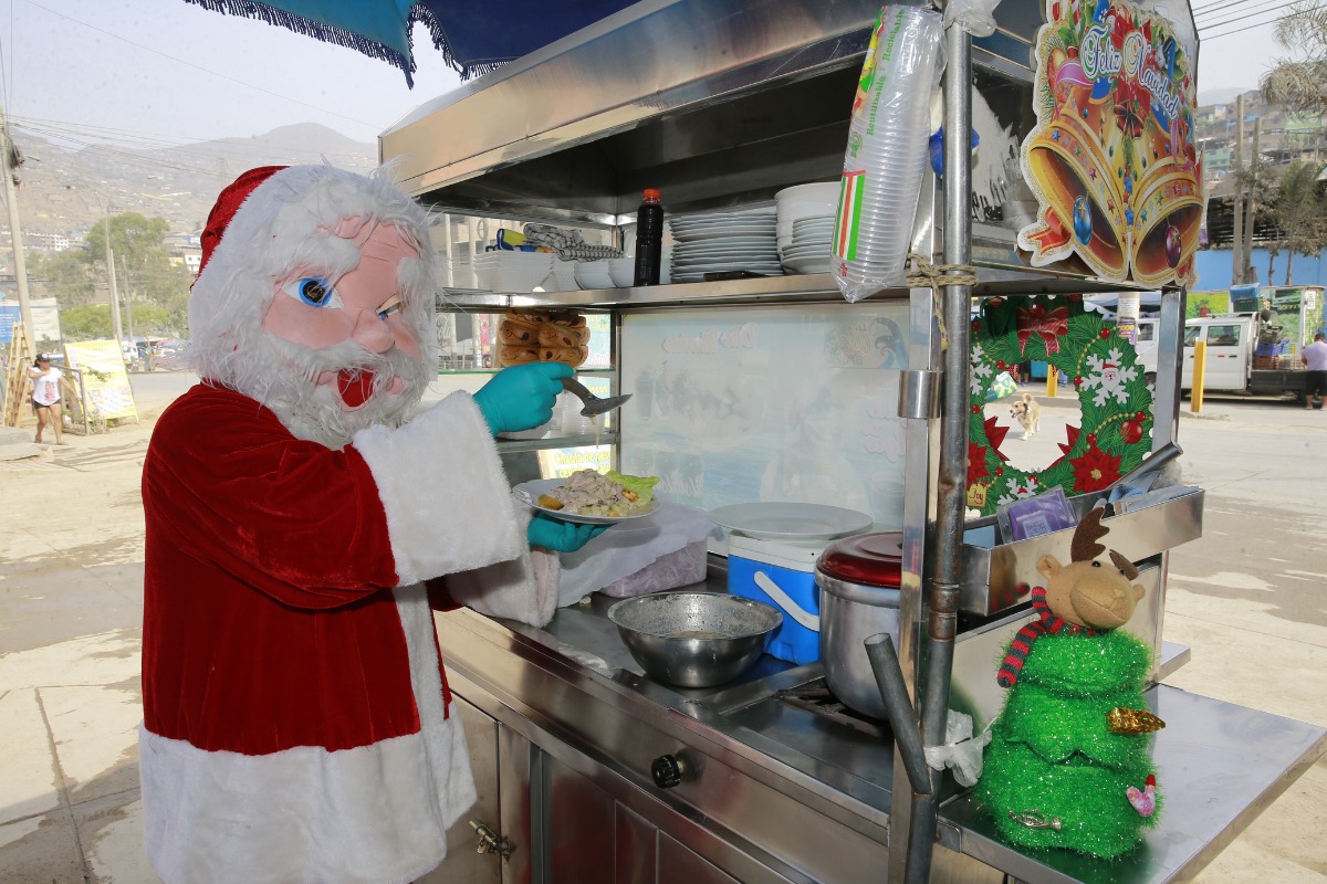 Chiclayano es conocido como el 'Papá Noel Cebichero'. Foto: Allengino Quintana
