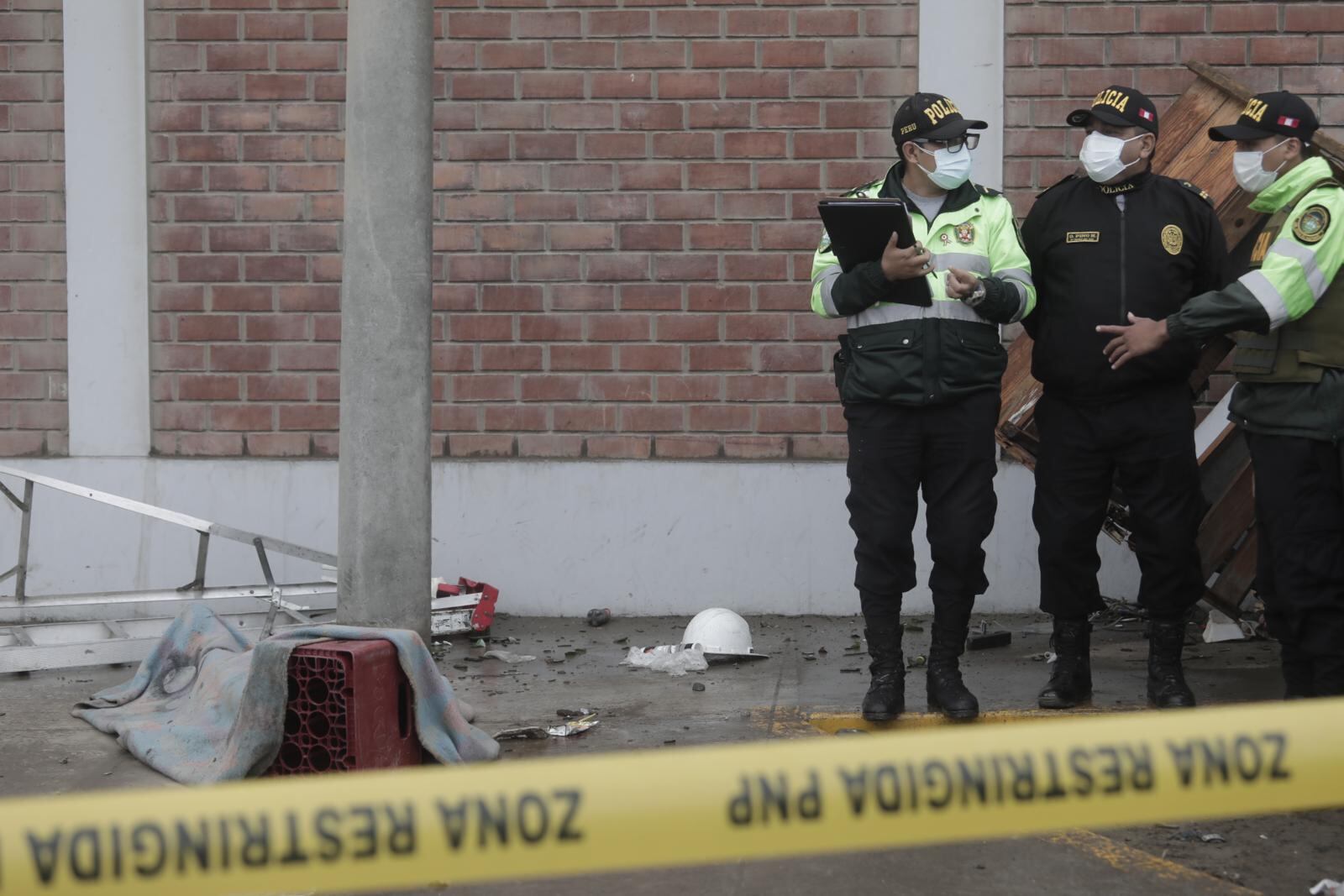 Accidente ocurrió a la medianoche, pero fiscal de turno demoró en llegar al lugar para el levantamiento del cadáver. | Foto: Jessica Vicente
