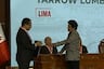 Norma Yarrow hace feo desplante al presidente del JNE Roberto Burneo durante entrega de credenciales a diputados electos | VIDEO