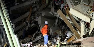 Un rescatista observa los escombros de un edificio derrumbado tras el terremoto que sacudió Caracas, Venezuela, el 24 de junio de 2026. (Federico PARRA / AFP).