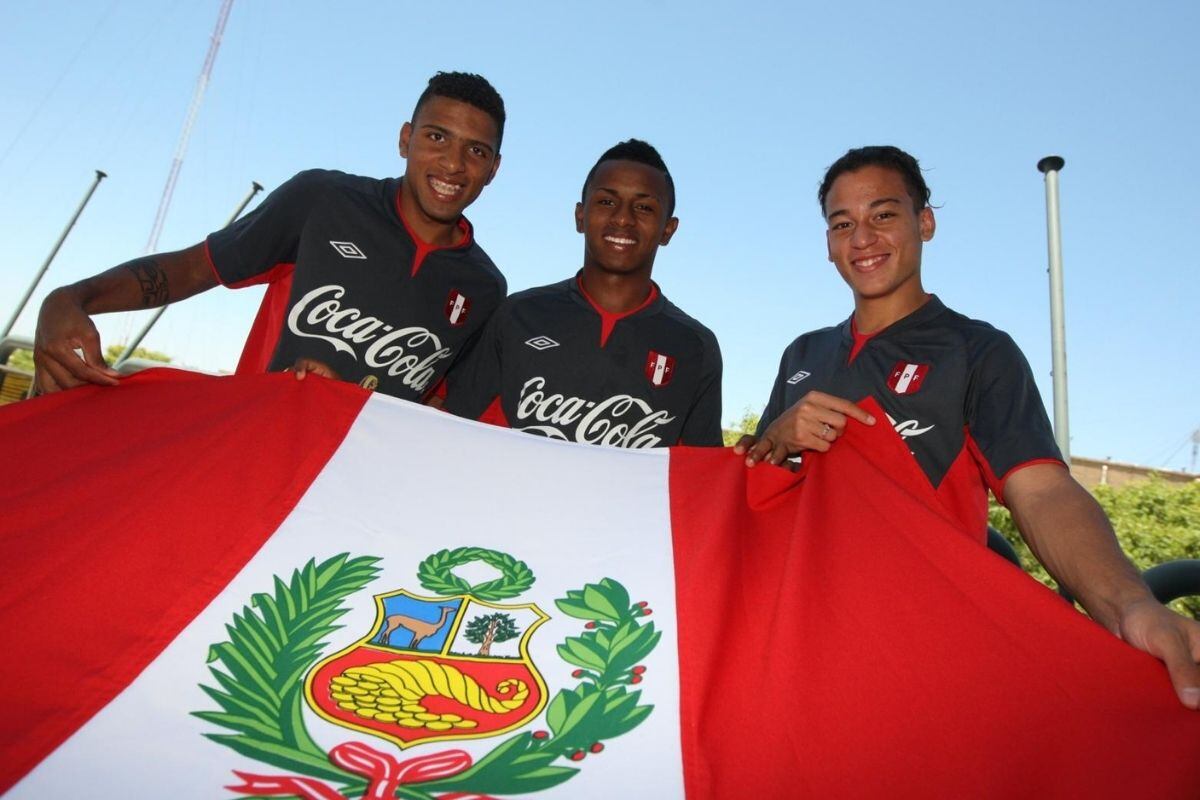 Cristian Benavente con la selección junto a Reyna y Gómez (Foto: GEC)
