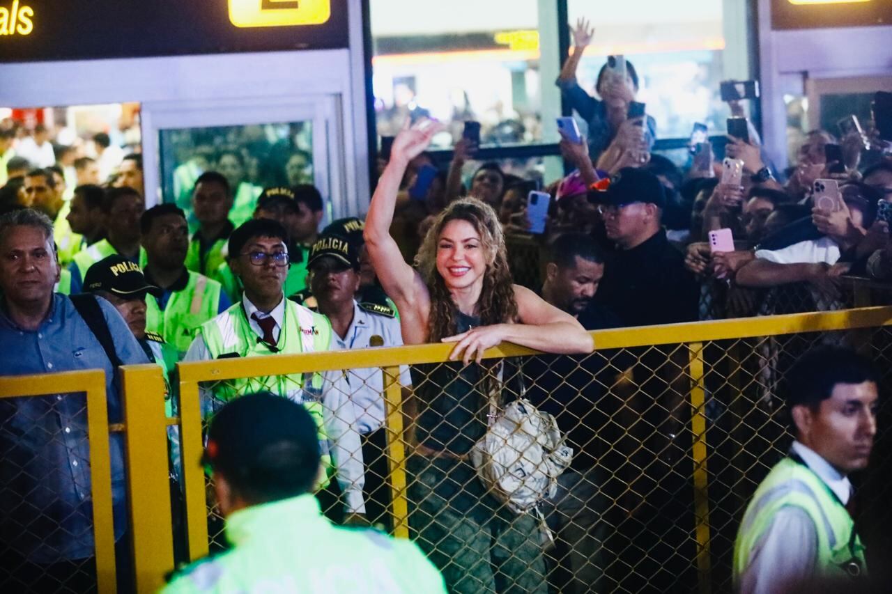 Shakira llegó a Lima en la madrugada del sábado 15 de febrero, previo a los conciertos que darán en el Estadio Nacional de Lima, como parte de su gira 'Las mujeres ya no lloran' | Fotos: César Grados/@photo.gec