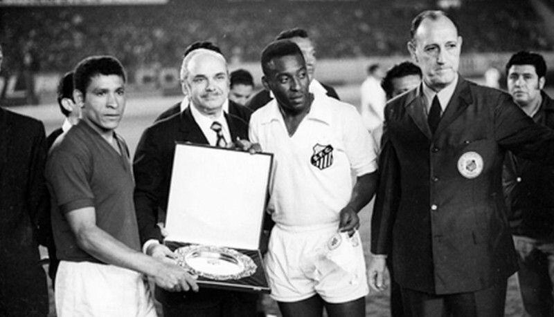 Pelé intercambia banderines con Héctor Chumpitaz antes de uno de los amistosos de 1970.