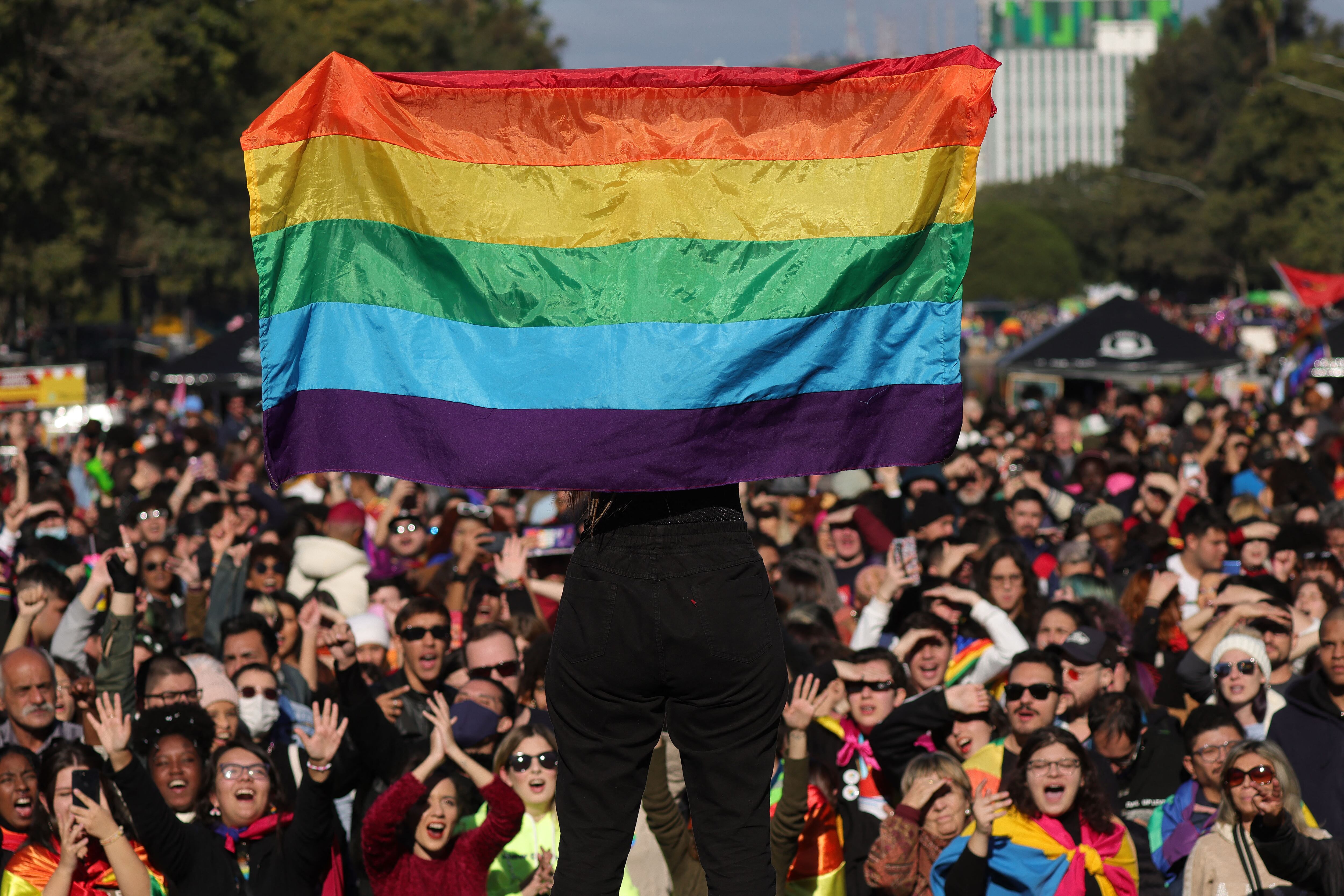 La gente participa en el Desfile Libre de Porto Alegre durante el mes de concientización y apoyo a la causa LGBTQIA+ en Porto Alegre, Brasil, el 12 de junio de 2022. (Foto de SILVIO AVILA / AFP)