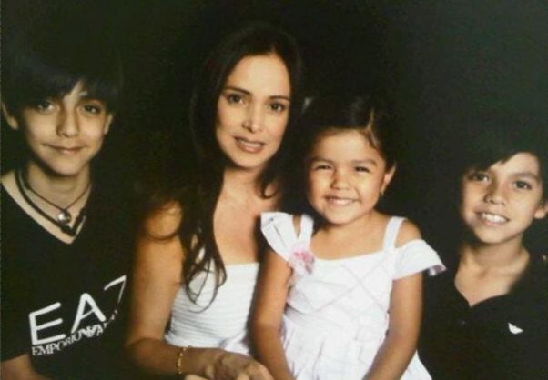 Monserrat Gallosa y sus tres hijos (Foto: ManCrushes.com)