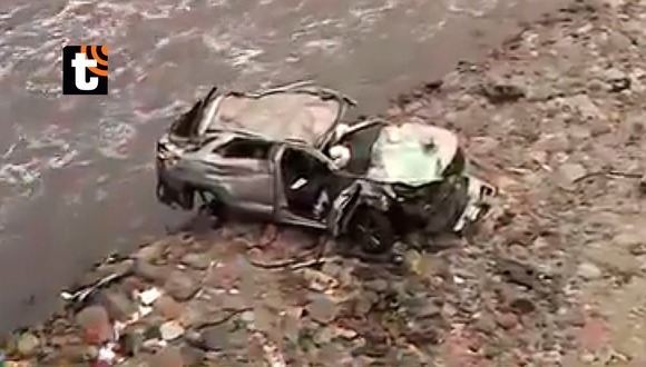 Un vehículo cayó al río Rímac por el puente Fernando Belaunde Terry en el Callao