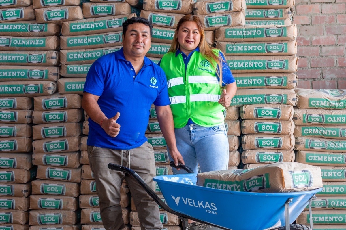 Esposos impulsas desde hace seis años su ferretería en Lima Sur. Aunque no siempre coinciden, han aprendido a superar sus diferencias. Foto: Fernando Sangama.
