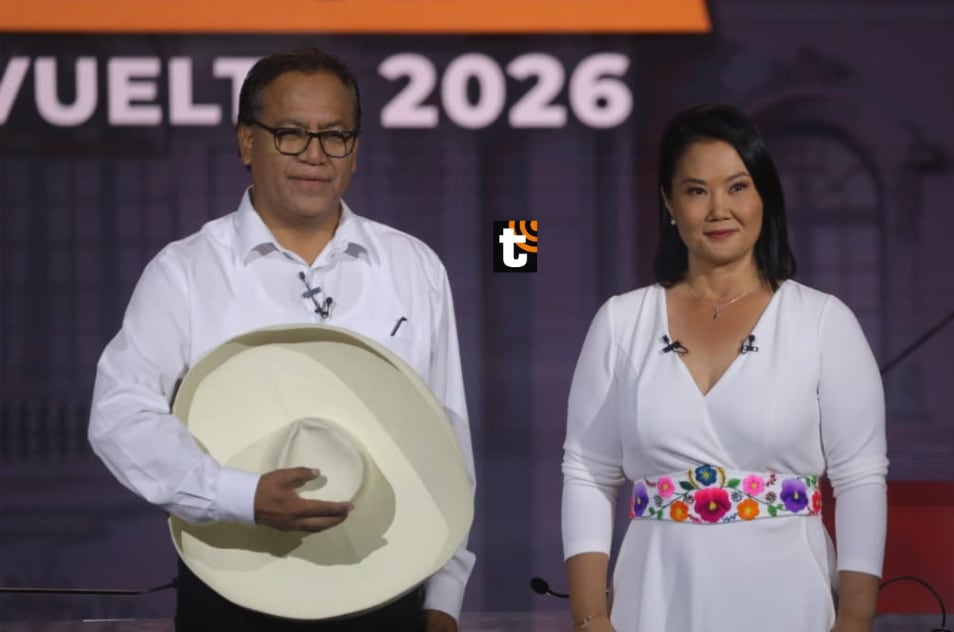 Keiko Fujimori y Roberto Sánchez posaron para la foto oficial previo al debate presidencial.