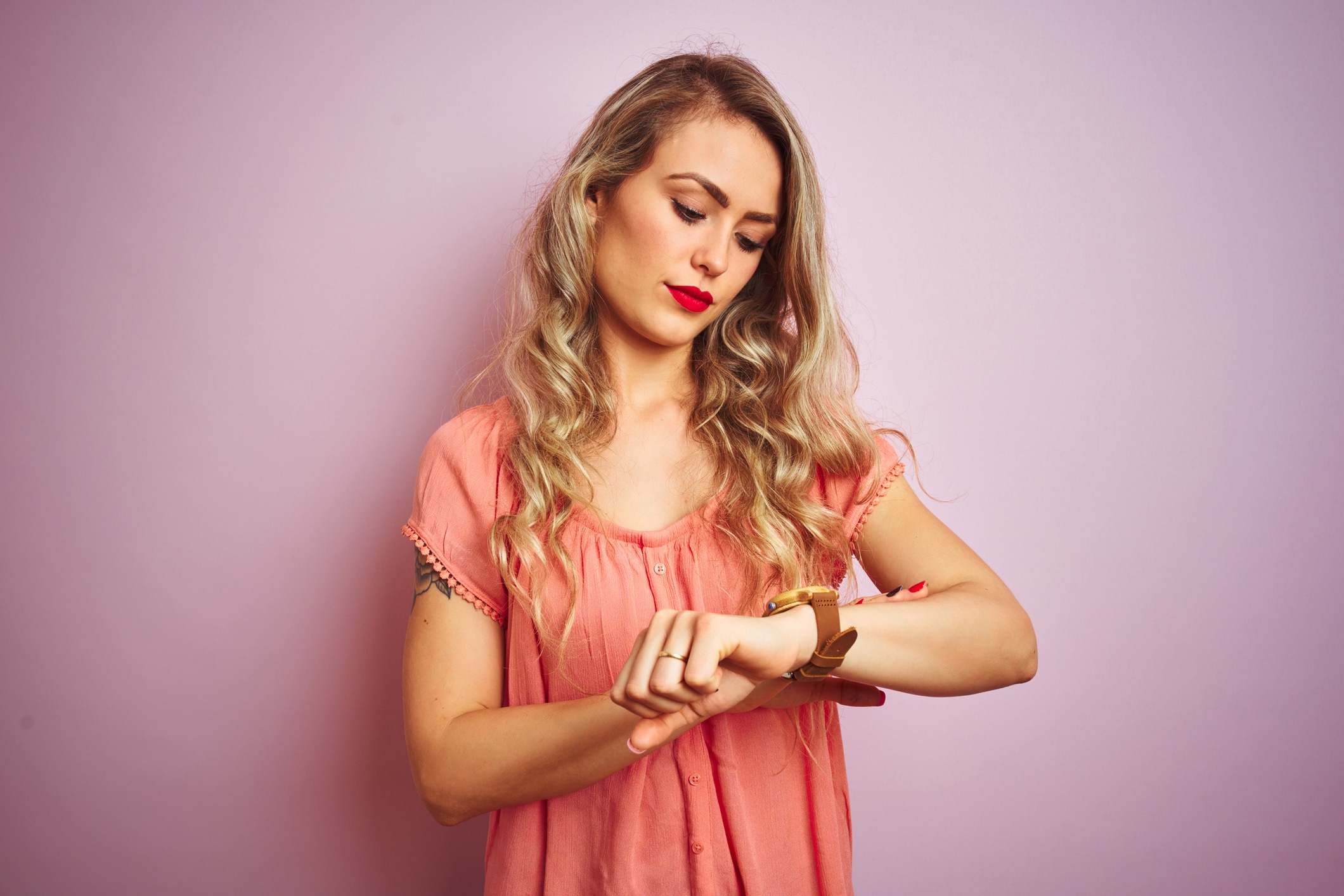 Mujer mira algo en específico. Foto: Istock