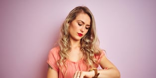 Mujer mira algo en específico. Foto: Istock