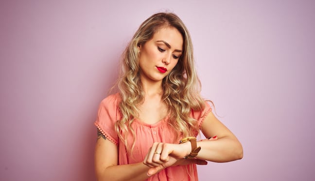 Mujer mira algo en específico. Foto: Istock
