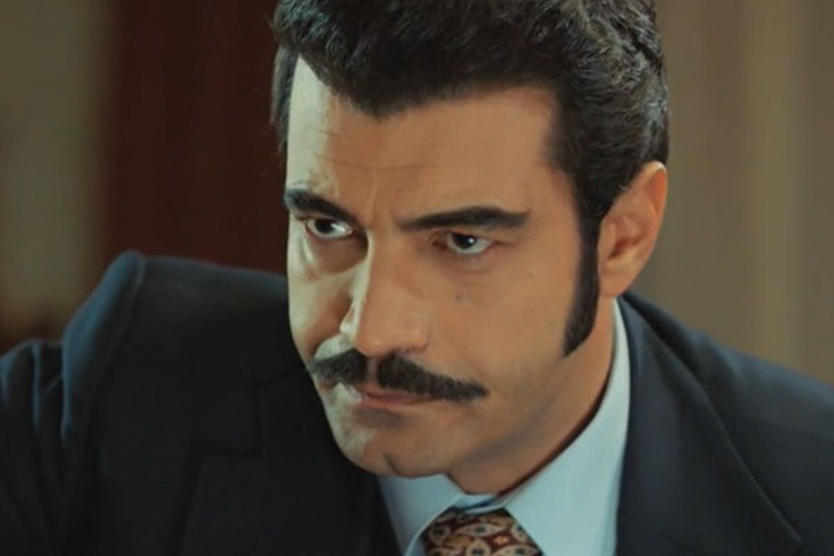 Murat Ünalmış con su terno al interpretar a Demir Yaman en "Tierra amarga" (Foto: Tims & B Productions)