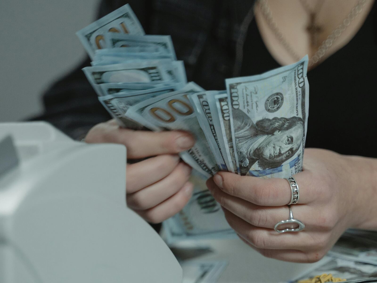 "Siempre es mejor invertir en soles, más si tú gastas en soles. Si tu gasto corriente es en soles, es mejor tener soles", sostiene el exministro. (Foto: Pexels)