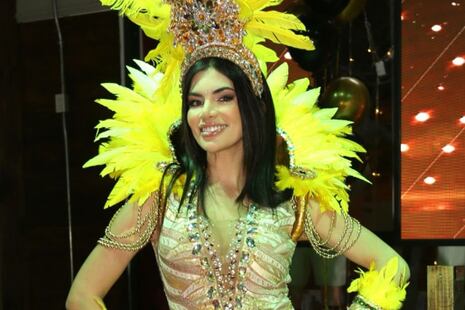 Samantha Batallanos luce plumas y lentejuelas en las ‘Vedettes Doradas’