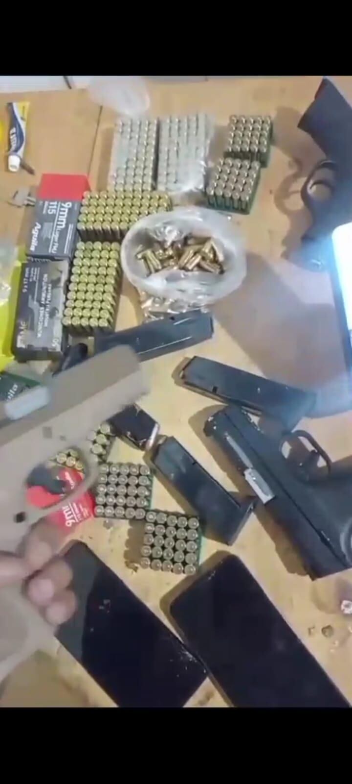 En parte del vídeo, el que habla muestra una pistola en sus manos. | Captura de vídeo.