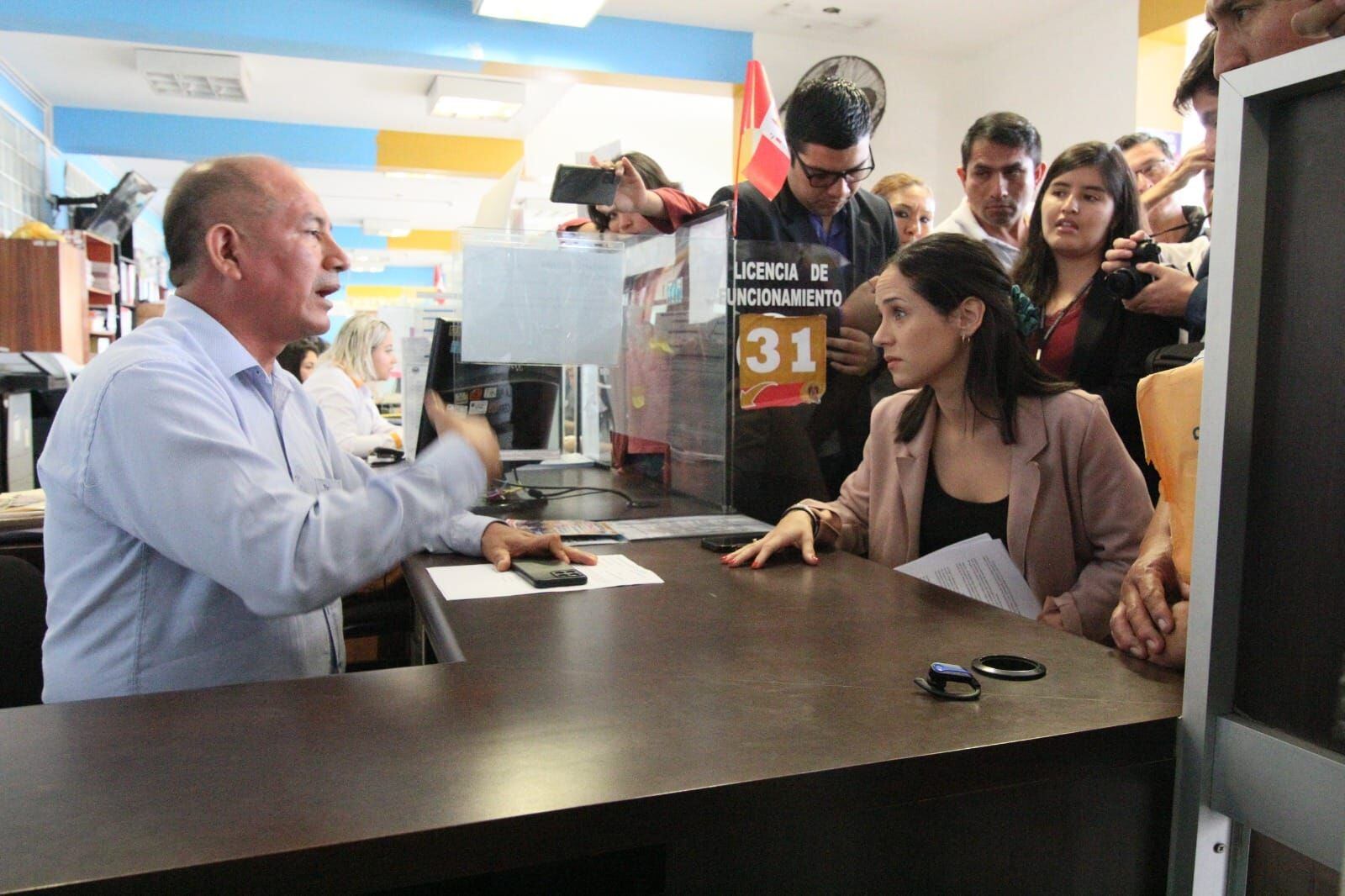 Sigrid Bazán se quejó del trato recibido por el municipio en Comas. Foto: Cono Norte Noticias.