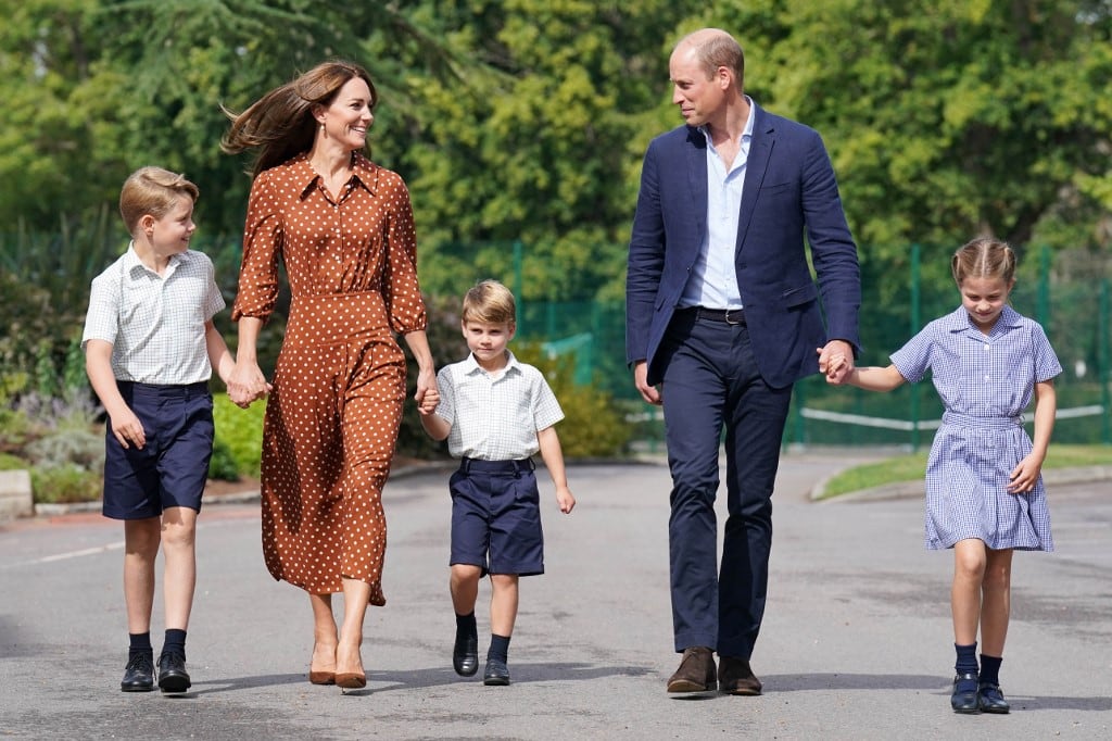 Kate Middleton junto al príncipe William y sus tres hijos en la Escuela Lambrook, en Berkshire el 7 de septiembre de 2022, en vísperas del primer día escolar.