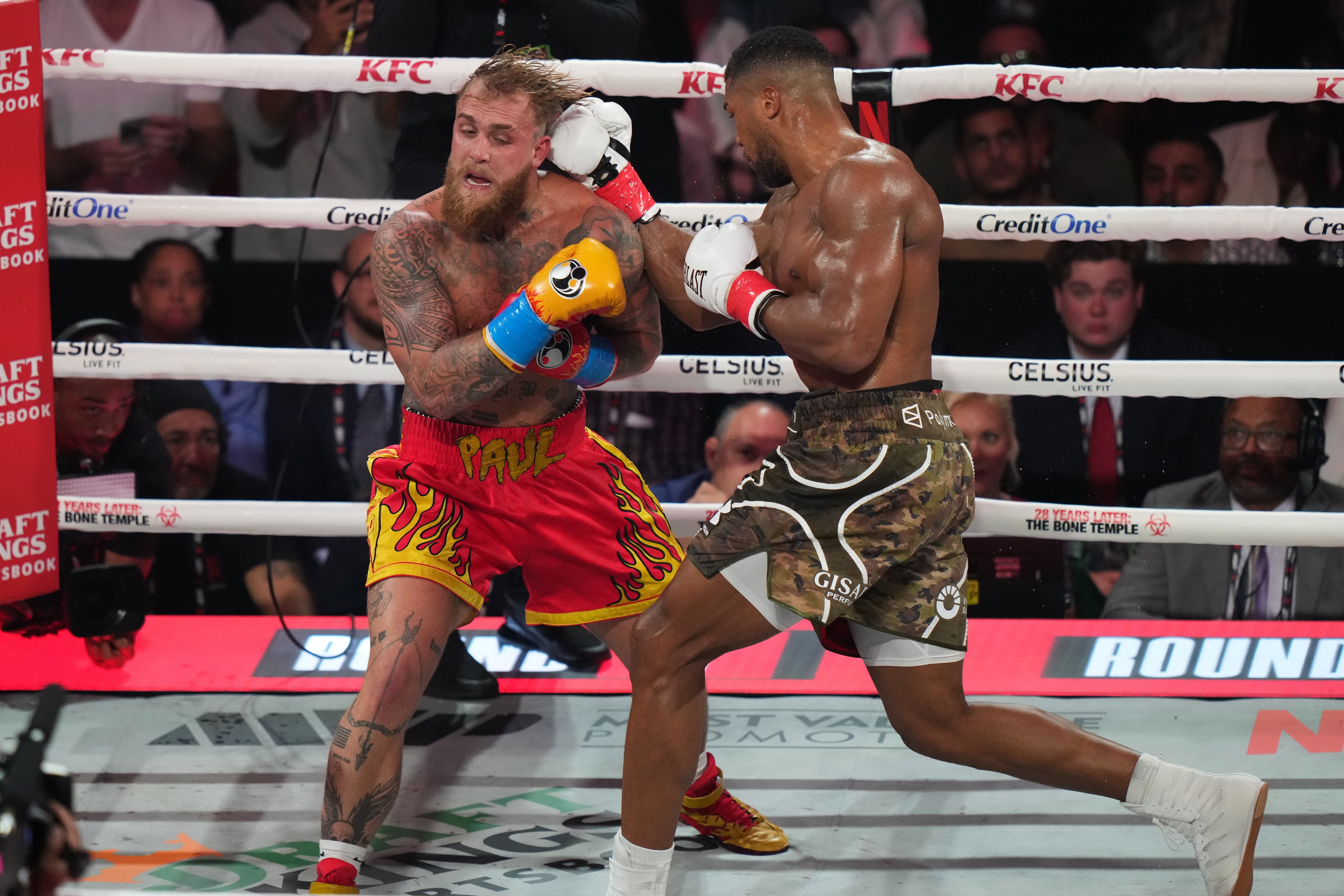 Anthony Joshua tardó seis rounds en acabar con Jake Paul. (AP Photo/Lynne Sladky)