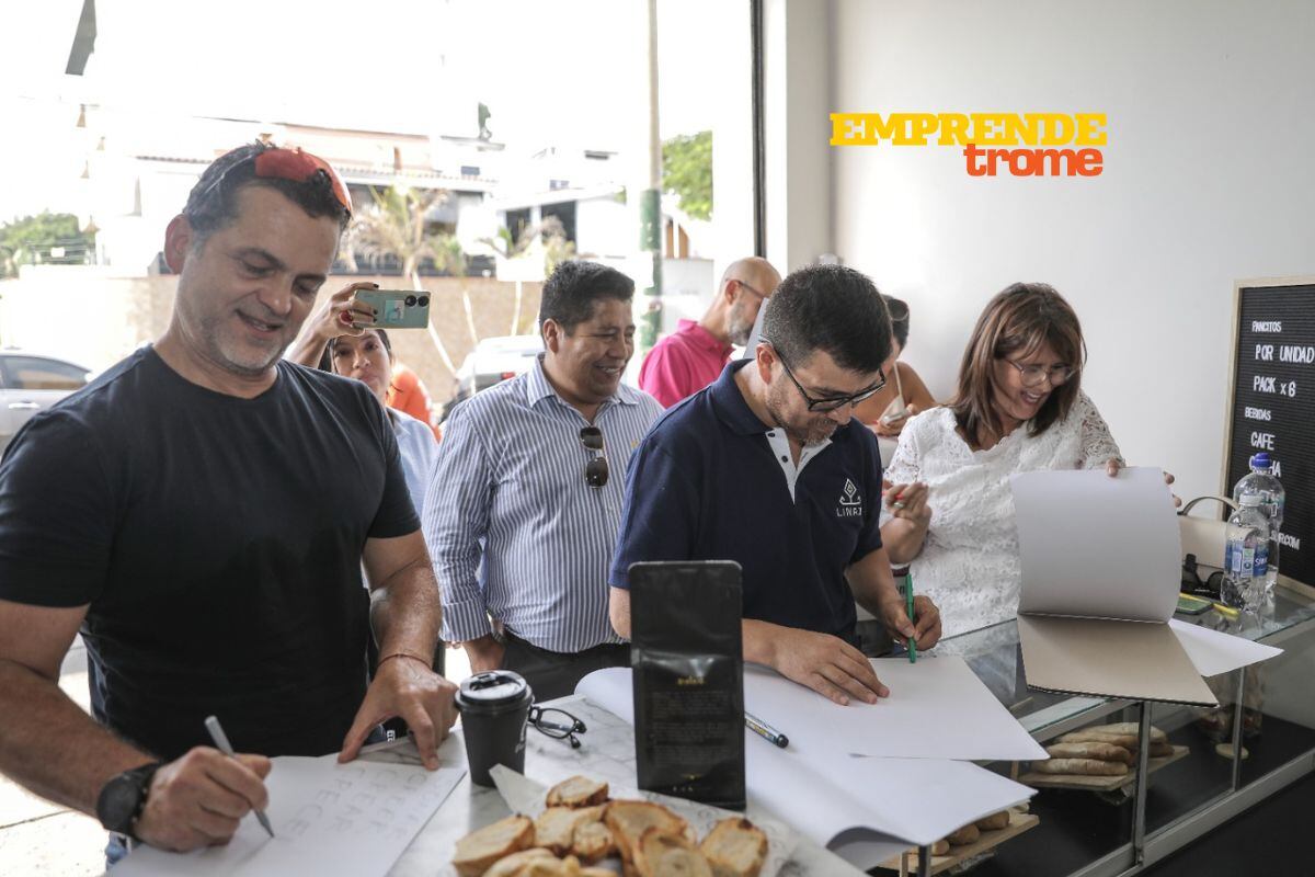 Los emprendedores armando sus frases para motivar a más personas a seguir adelante con sus negocios. Foto: Joel Alonzo.