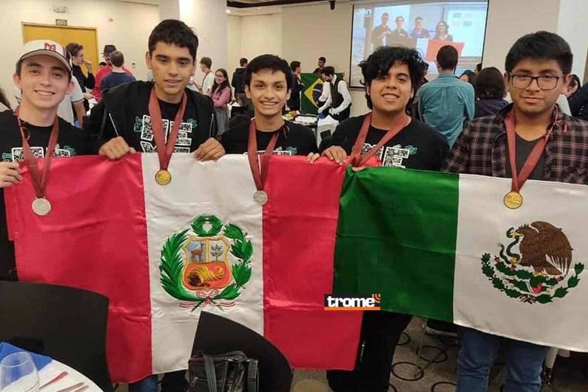 Delegación de México junto con Juan Tayasco, el joven peruano con puntaje perfecto en la Olimpiada Iberoamericana de Matemáticas realizada en Bogotá.
