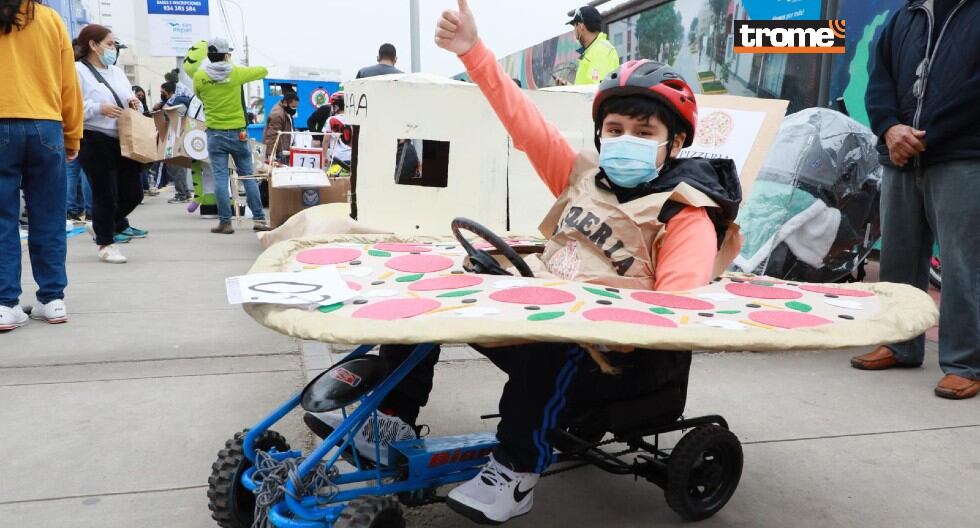 Carrera de 'carros locos' tuvo creativos diseños usando materiales reciclados. (Foto: Trome / Juan Ponce)