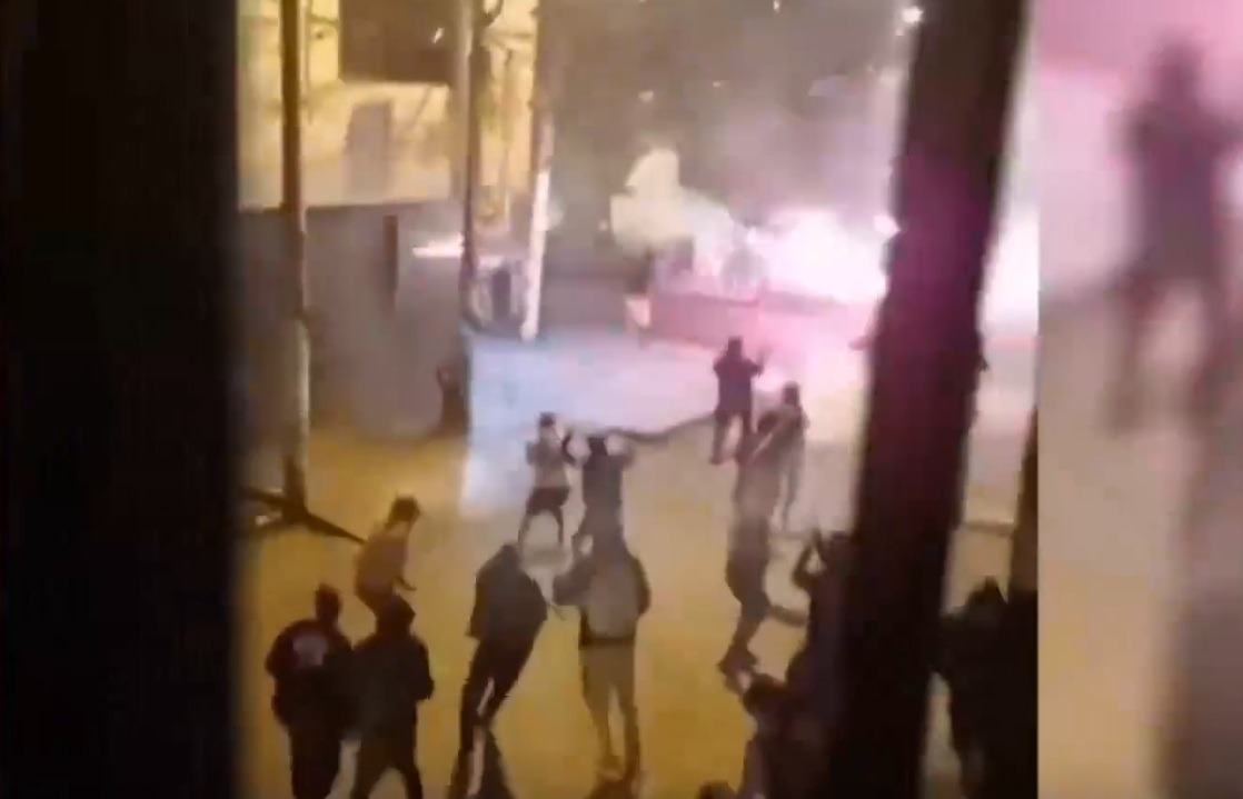 Con piedras, palos y hasta cohetes, vándalos se enfrentaron. (América Tv)