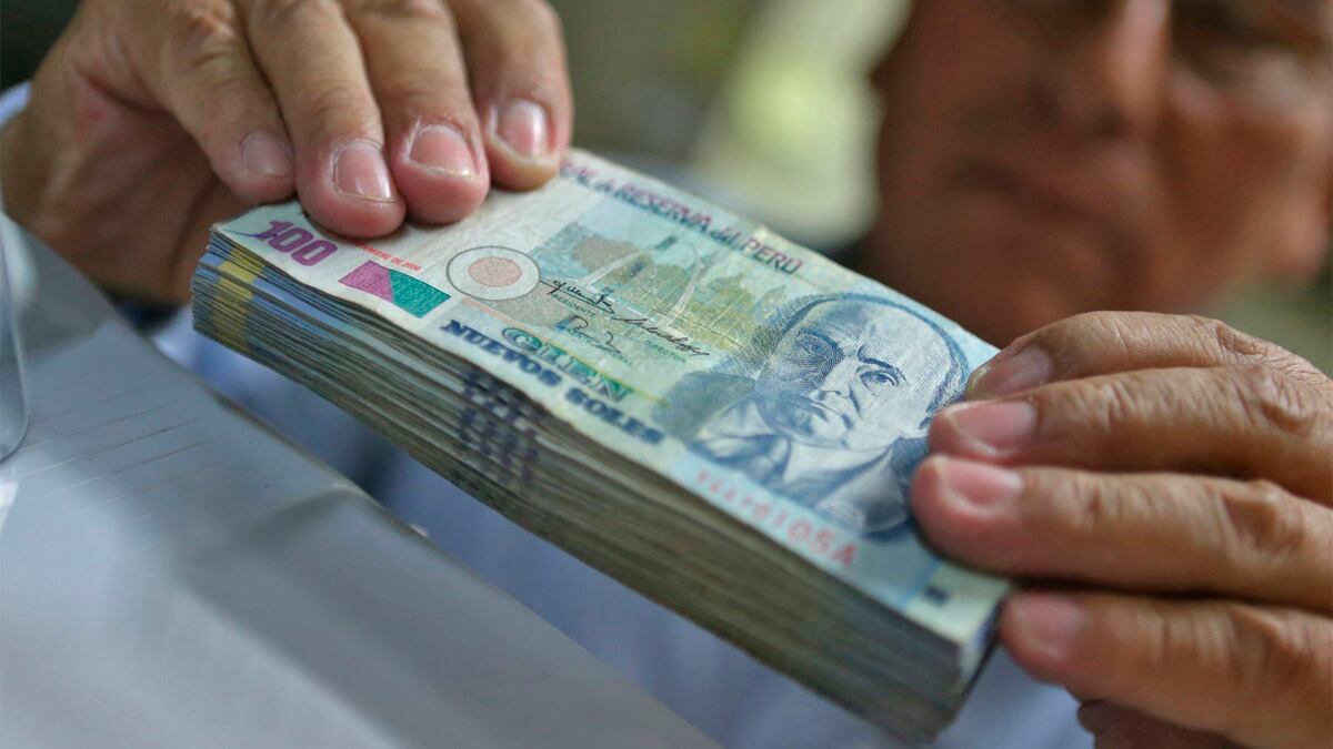 Ismael Benavides recomendó a la población ahorrar todo el dinero posible, ya sea en bancos o cajas municipales. | Foto: Andina