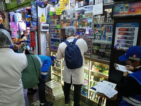 Encuentran miles de cigarrillos bamba en galería del centro de Lima y el mercado de La Parada