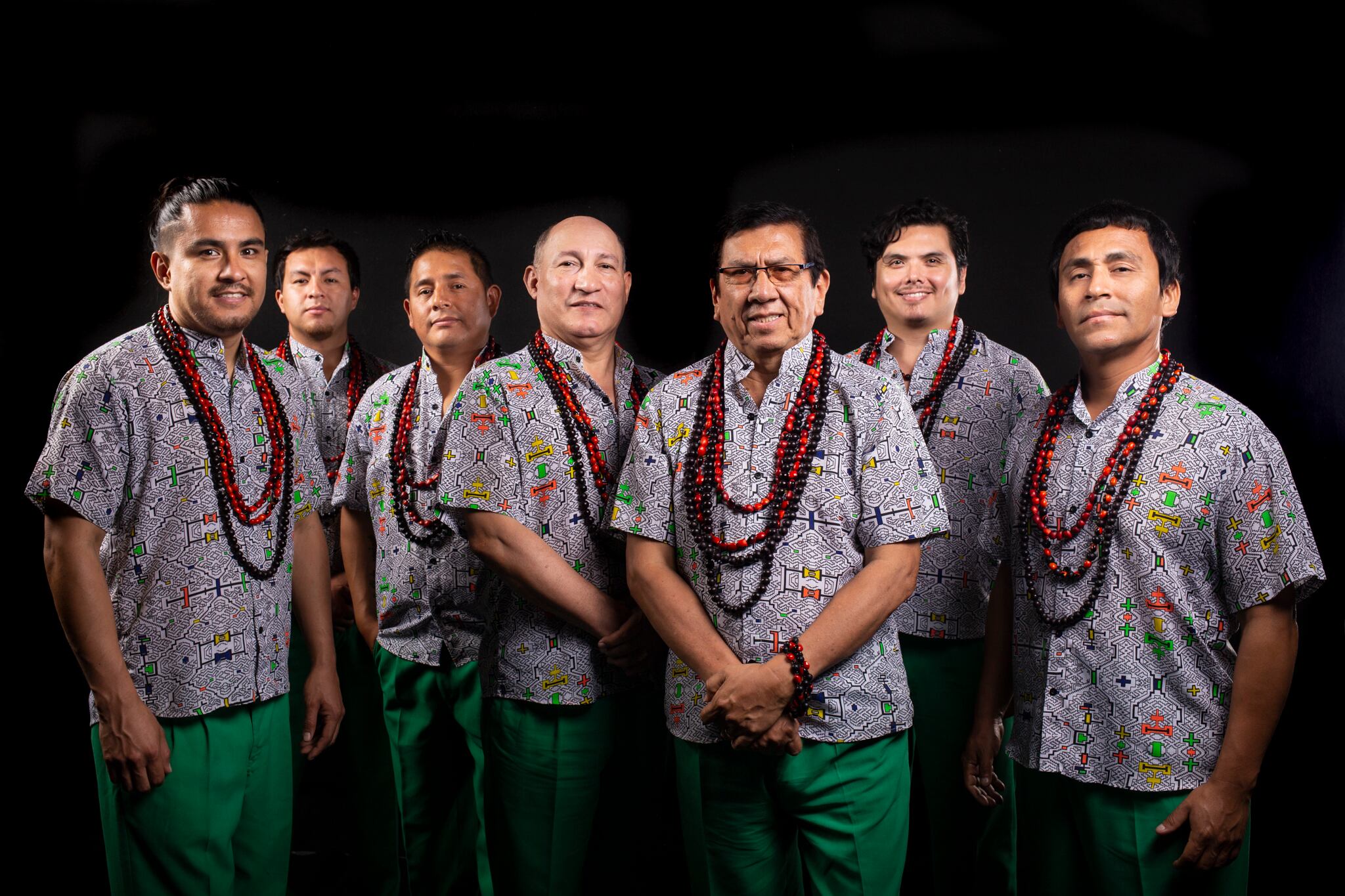 Integrantes actuales de la banda Los Mirlos en compañía del fundador y vocalista Jorge Rodríguez Pérez