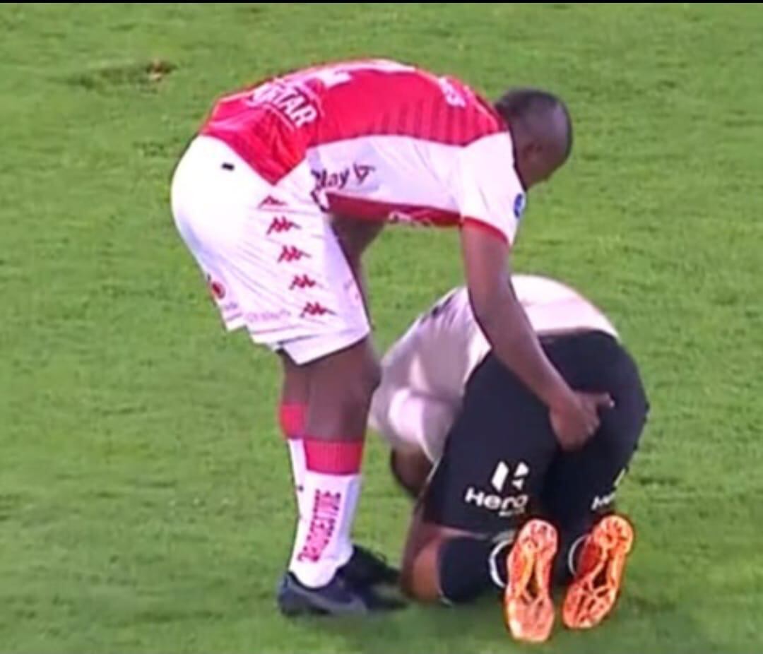 Jugador de Santa Fe agrede a futbolista de la U. Foto: Captura de pantalla