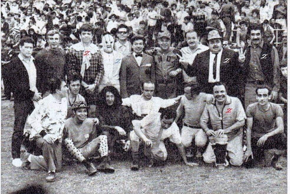 Esta es la foto en la que aparece Chabelo al lado de otras personalidades aztecas. (Foto: La época de oro del cine mexicano | Facebook)