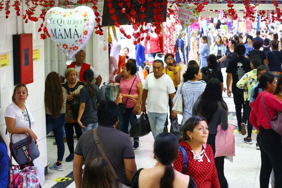 Gamarra presenta variedad de prendas para vestir a la moda a mamá y que esté bien abrigadita. (Entrevista: Isabel Medina / Foto: Eddy Ramos / Andina).