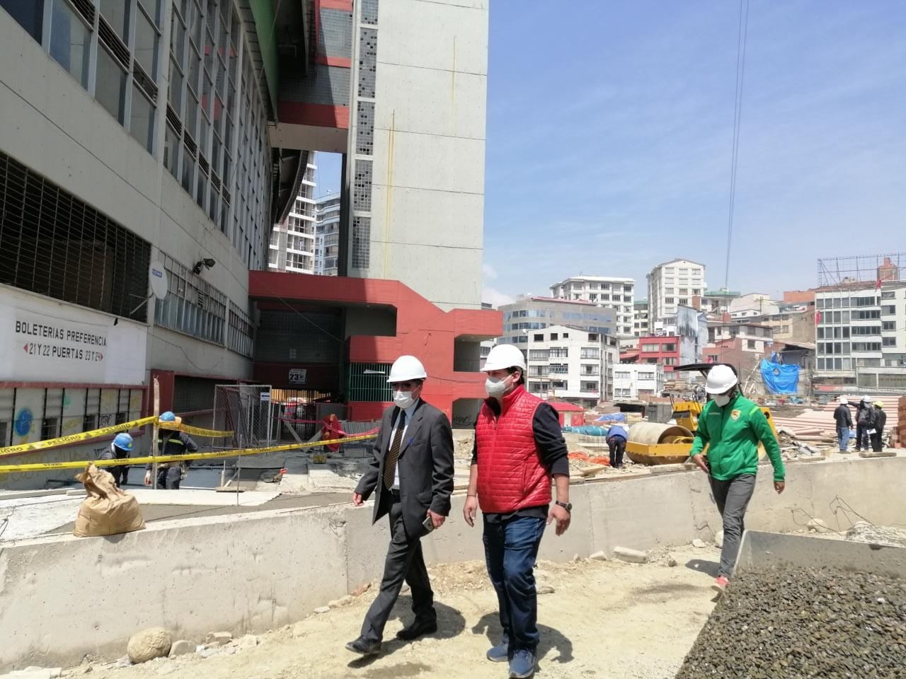 Los exteriores del estadio de La Paz también vienen pasando por obras