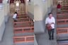¡Sacrilegio en Lambayeque! Cámaras captaron a sujeto que fingió ser devoto para robarle cartera a mujer que rezaba en una capilla