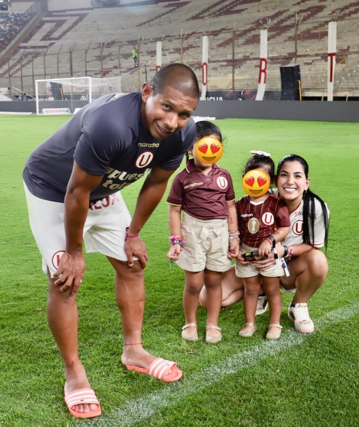 Ana Siucho, junto al futbolista y sus dos menores hijas. (Instagram)
