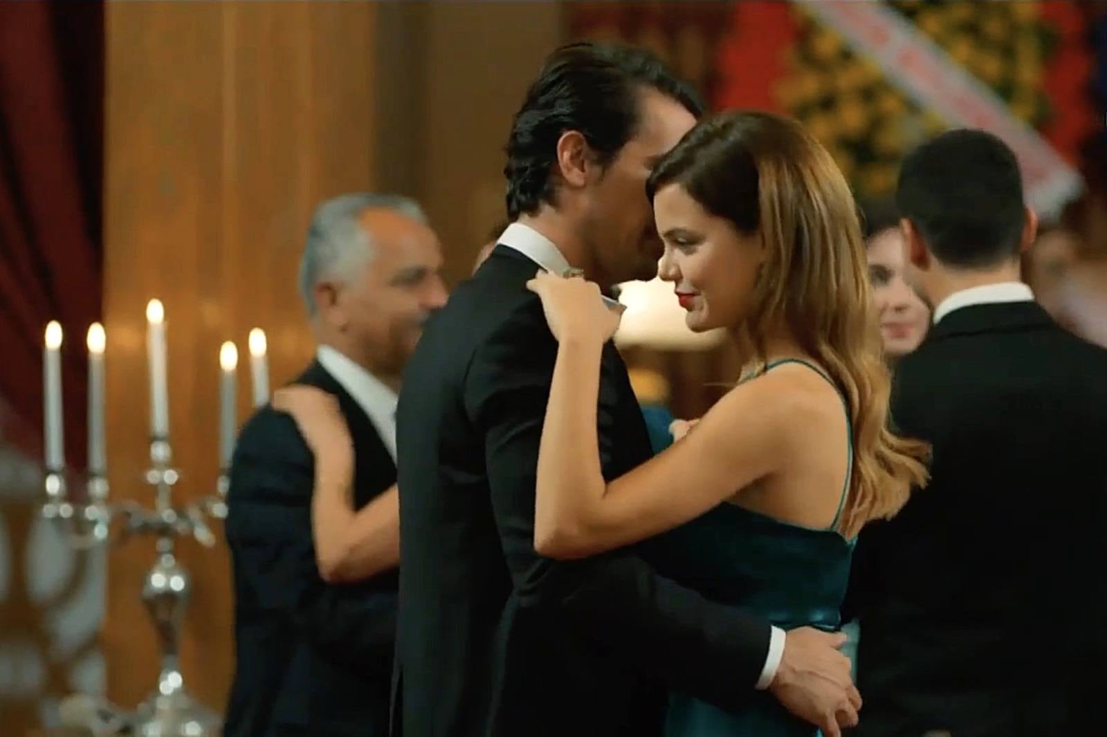 Züleyha baila con Mehmet Kara, la identidad secreta de Hakan Gümüşoglu (Foto: Tims & B Productions)