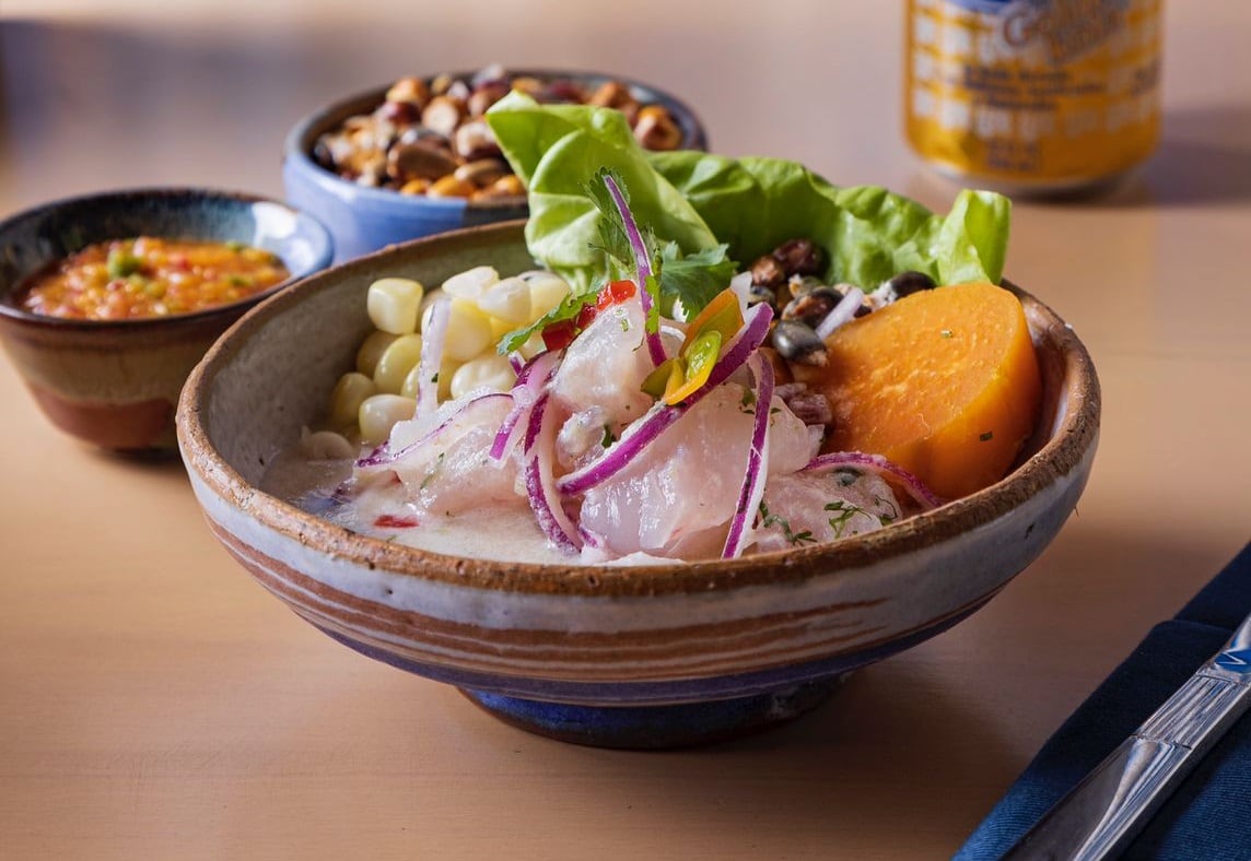El chef peruano Ronal Bautista y el influencer mexicano, Luisito Comunica se unieron para abrir el restaurante 'Bolichera 21' . (Foto: Instagram @luisitocomunica)
