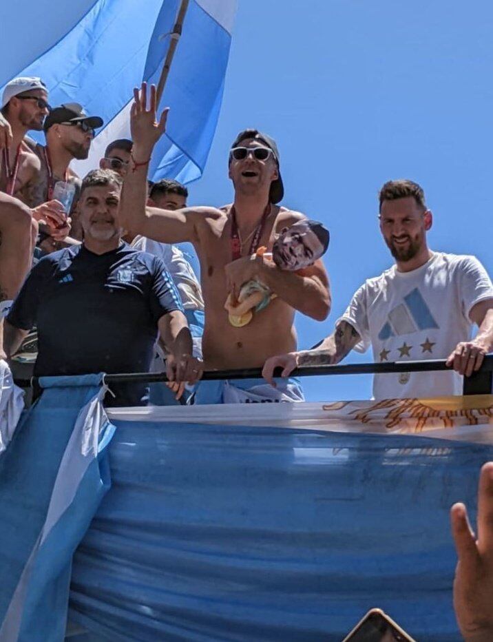 'Dibu' Martínez es uno de los jugadores argentinos que más celebró el título mundial de la selección argentina. Foto: Captura.