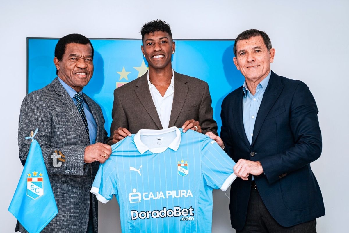 Miguel Araujo recibe la camiseta de Sporting Cristal (Foto: @SCristal)