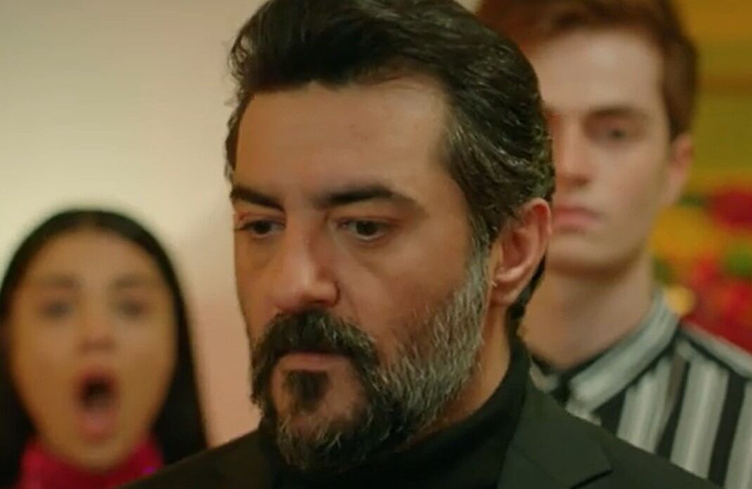Akif pensativo en una de las escenas de la telenovela turca (Foto: NGM Media)