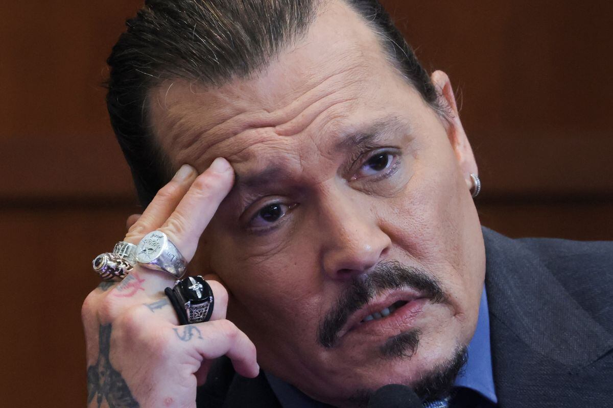 Con una mirada incisiva ante los "paparazzis", el actor de "Piratas del Caribe" declaraba durante el mediático juicio contra su Amber Heard (Foto: AFP)